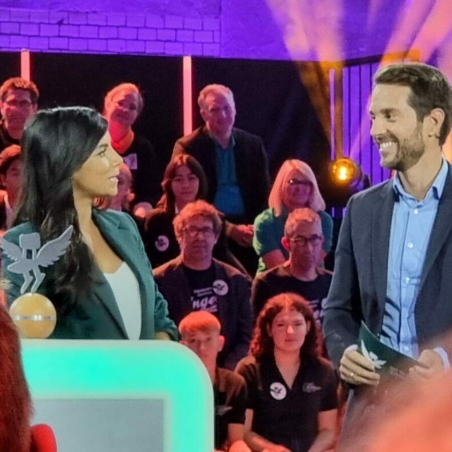 Colin Fernandez übergibt den Preis für unseren 3er Block / pro Block gibt es jeweils eine/n Laudator:in