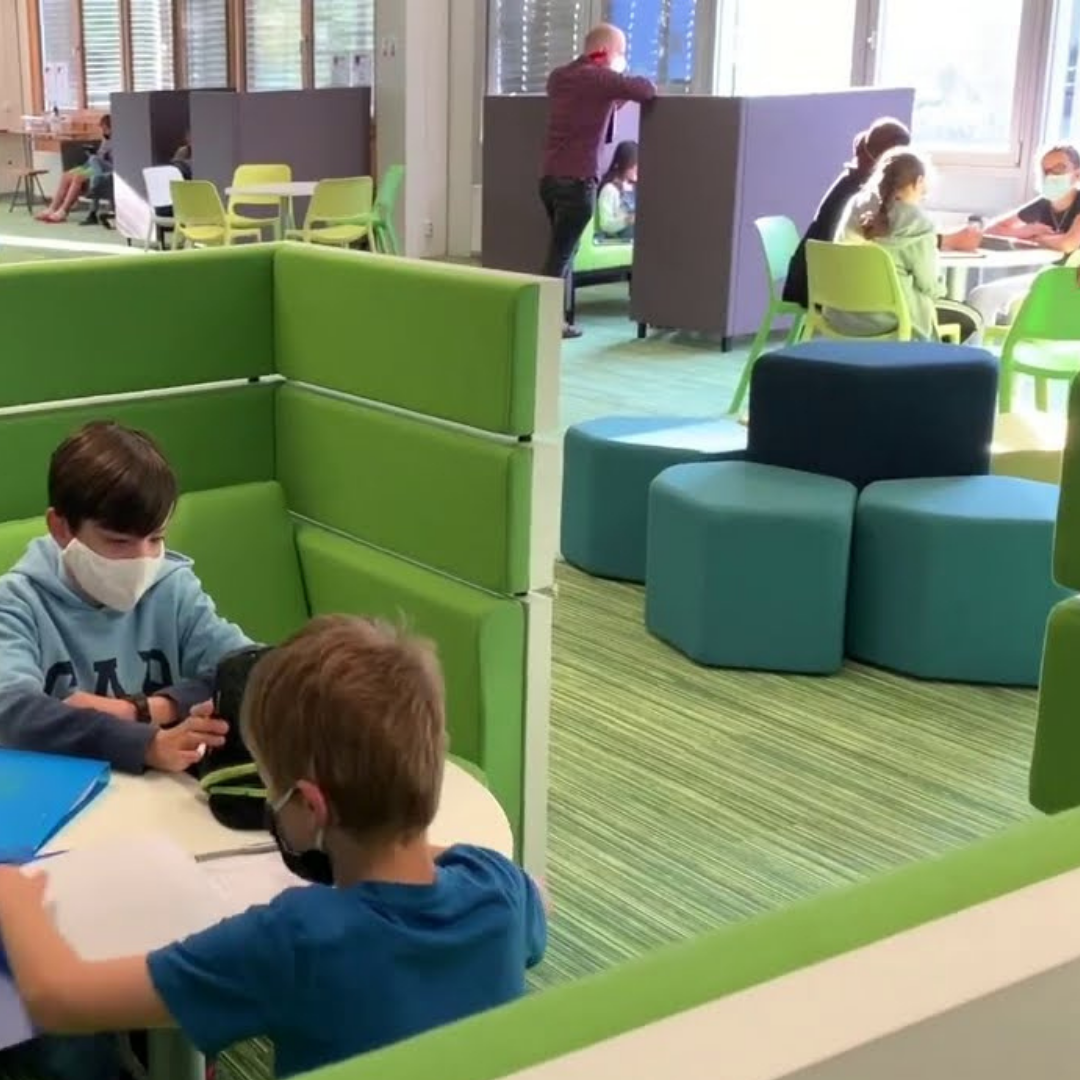 Die Schüler:innen sitzen im PerLenWerk in der RGS Marburg und arbeiten in der Lernzeit an ihren Aufgaben